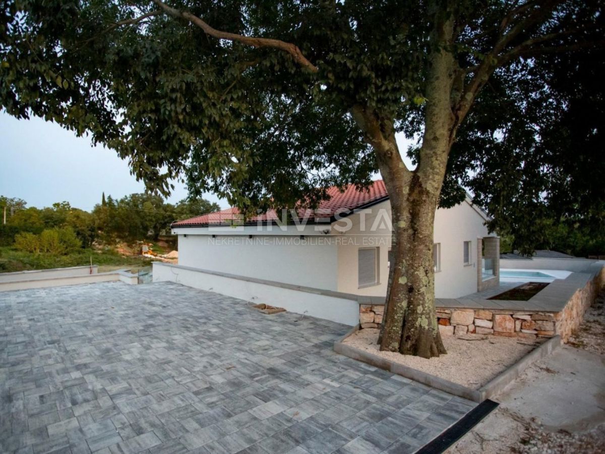 Območje Rovinja, nizkoenergijska pritlična hiša z bazenom