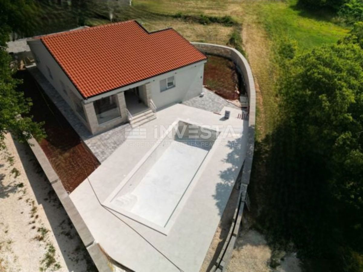 Območje Rovinja, nizkoenergijska pritlična hiša z bazenom