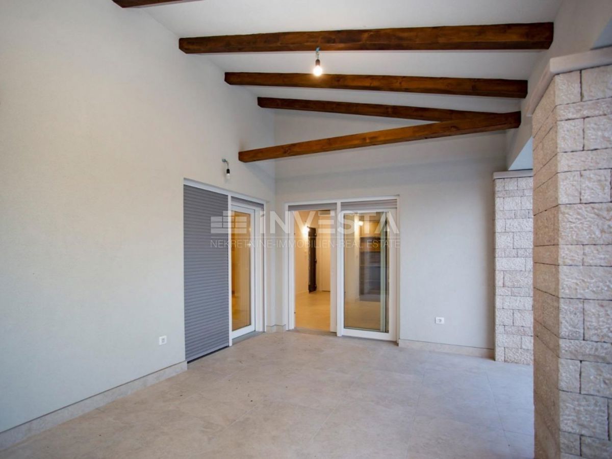 Območje Rovinja, nizkoenergijska pritlična hiša z bazenom