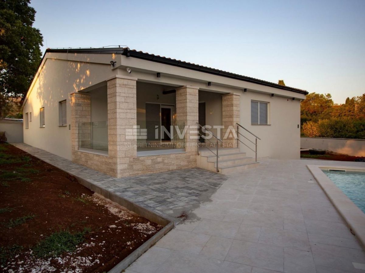 Območje Rovinja, nizkoenergijska pritlična hiša z bazenom