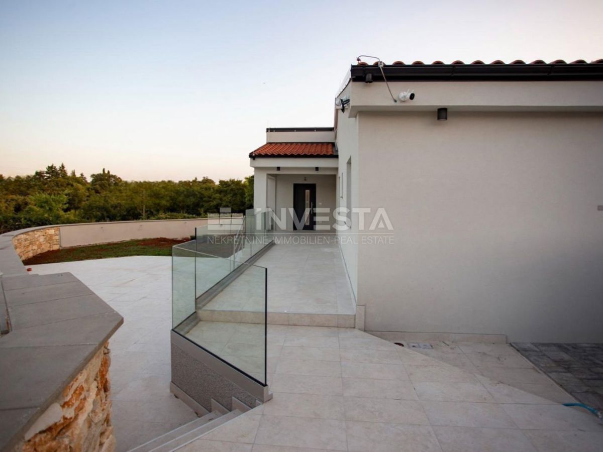 Območje Rovinja, nizkoenergijska pritlična hiša z bazenom