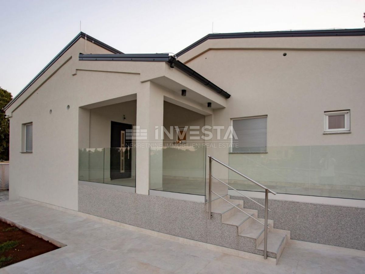 Območje Rovinja, nizkoenergijska pritlična hiša z bazenom