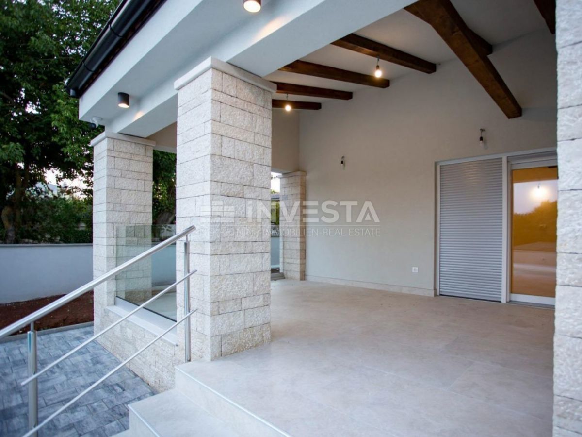 Območje Rovinja, nizkoenergijska pritlična hiša z bazenom