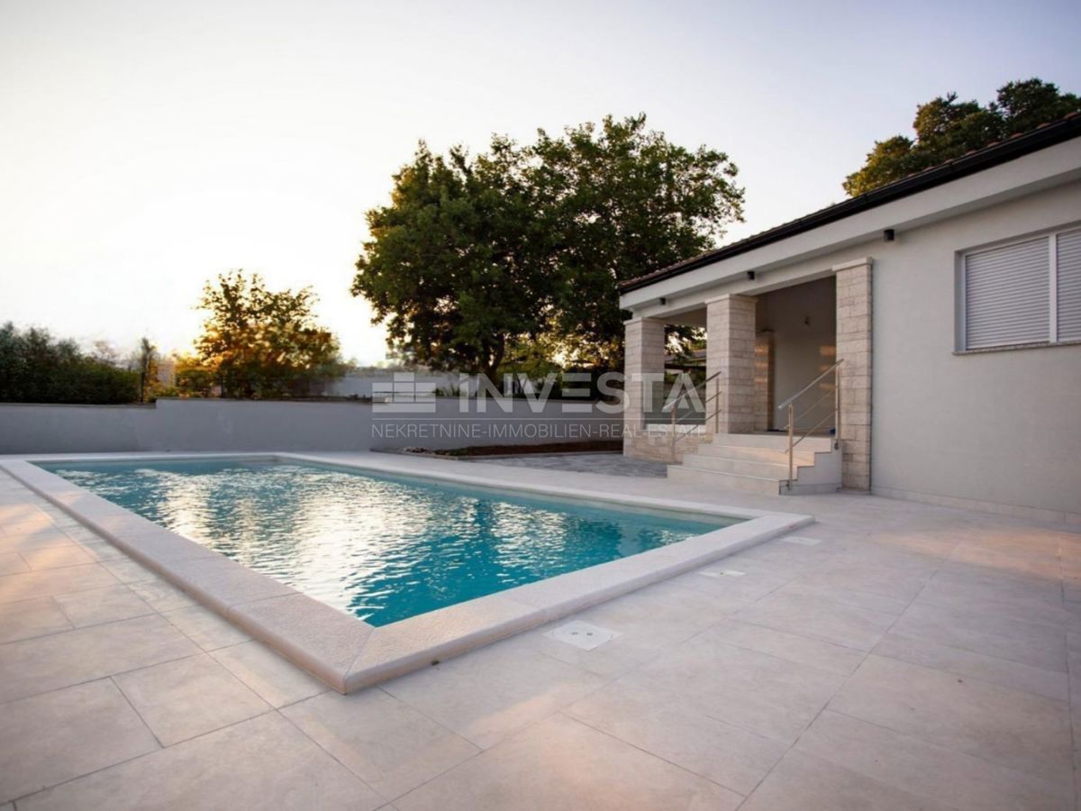 Območje Rovinja, nizkoenergijska pritlična hiša z bazenom