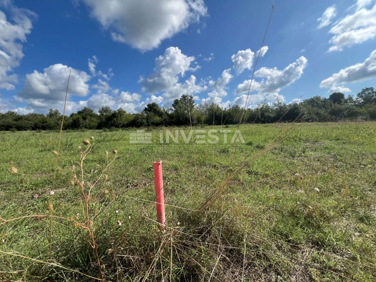 Peroj, več kmetijskih zemljišč po 500 m²