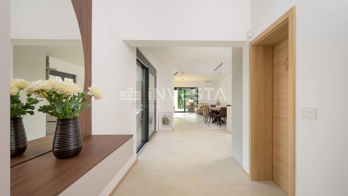 Moderna vila s bazenom in zasebnostjo – blizu Rovinja