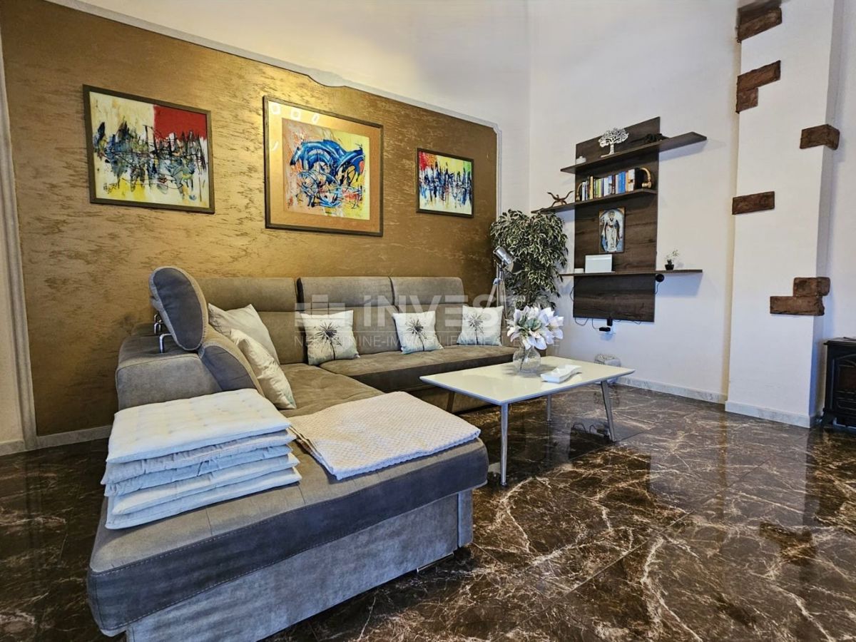 Fažana, hiša z dvema ločenima stanovanjema, blizu centra in plaž