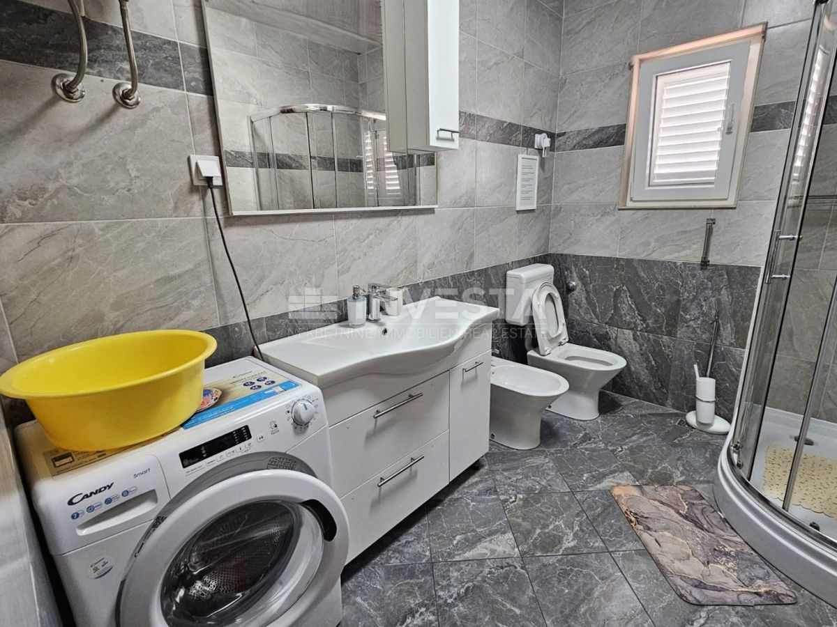 Fažana, hiša z dvema ločenima stanovanjema, blizu centra in plaž