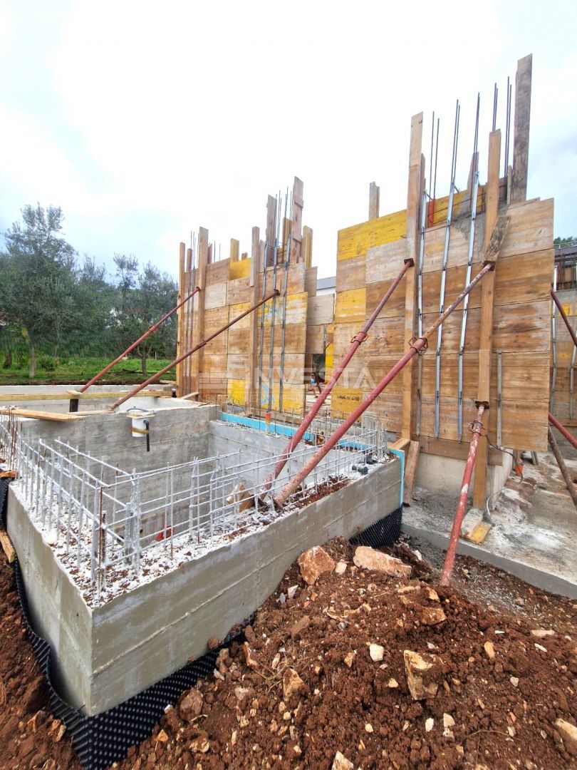 Moderen stanovanje s bazenom in vrtom v pritličju