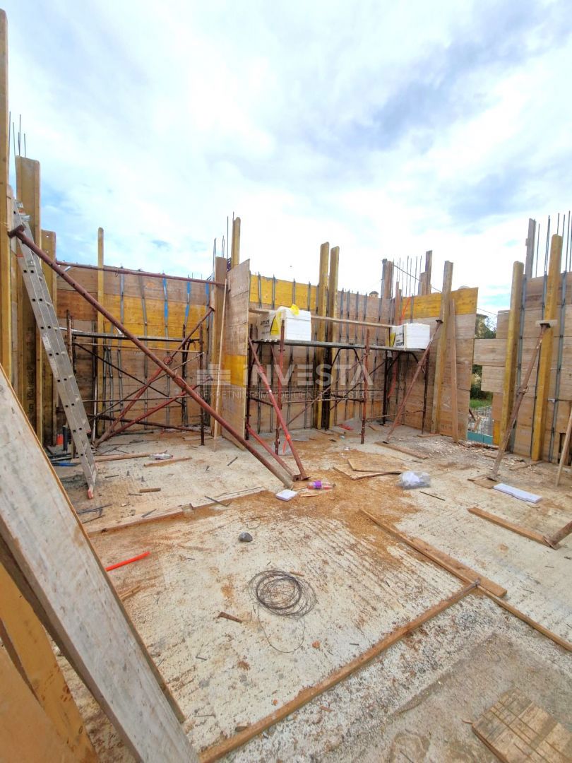 Moderen stanovanje s bazenom in vrtom v pritličju