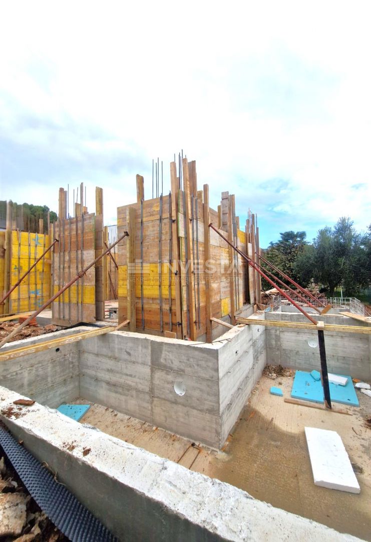 Moderen stanovanje s bazenom in vrtom v pritličju