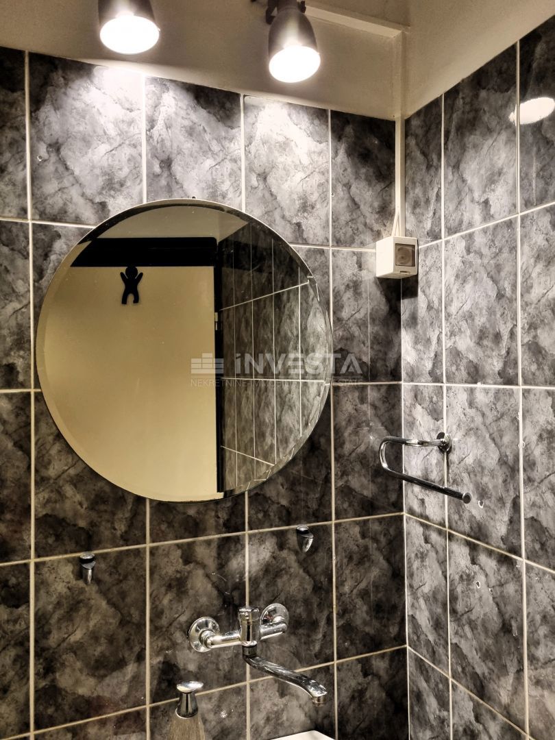 Pula, strogo središče – hiša s 3 stanovanji + poslovni prostor, pogled na morje