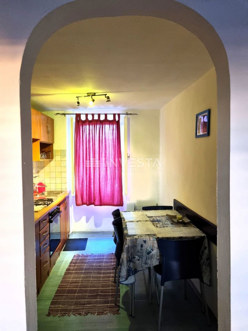 Pula, strogo središče – hiša s 3 stanovanji + poslovni prostor, pogled na morje