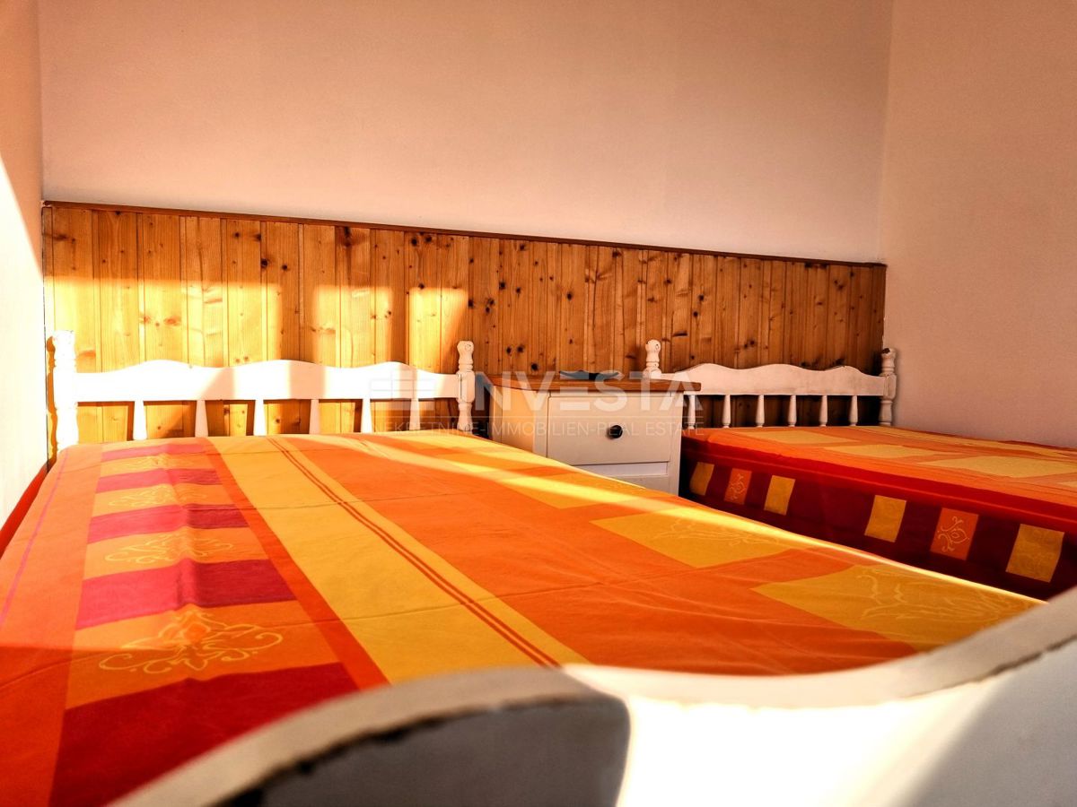 Pula, strogo središče – hiša s 3 stanovanji + poslovni prostor, pogled na morje