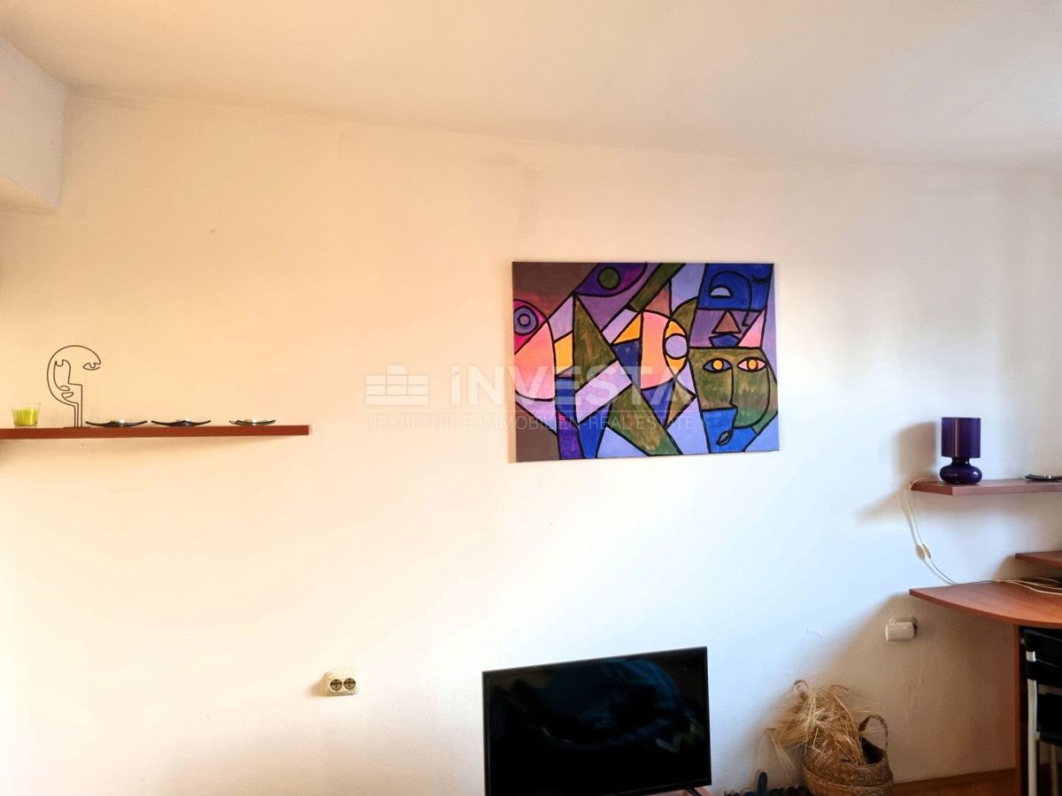 Pula, strogo središče – hiša s 3 stanovanji + poslovni prostor, pogled na morje