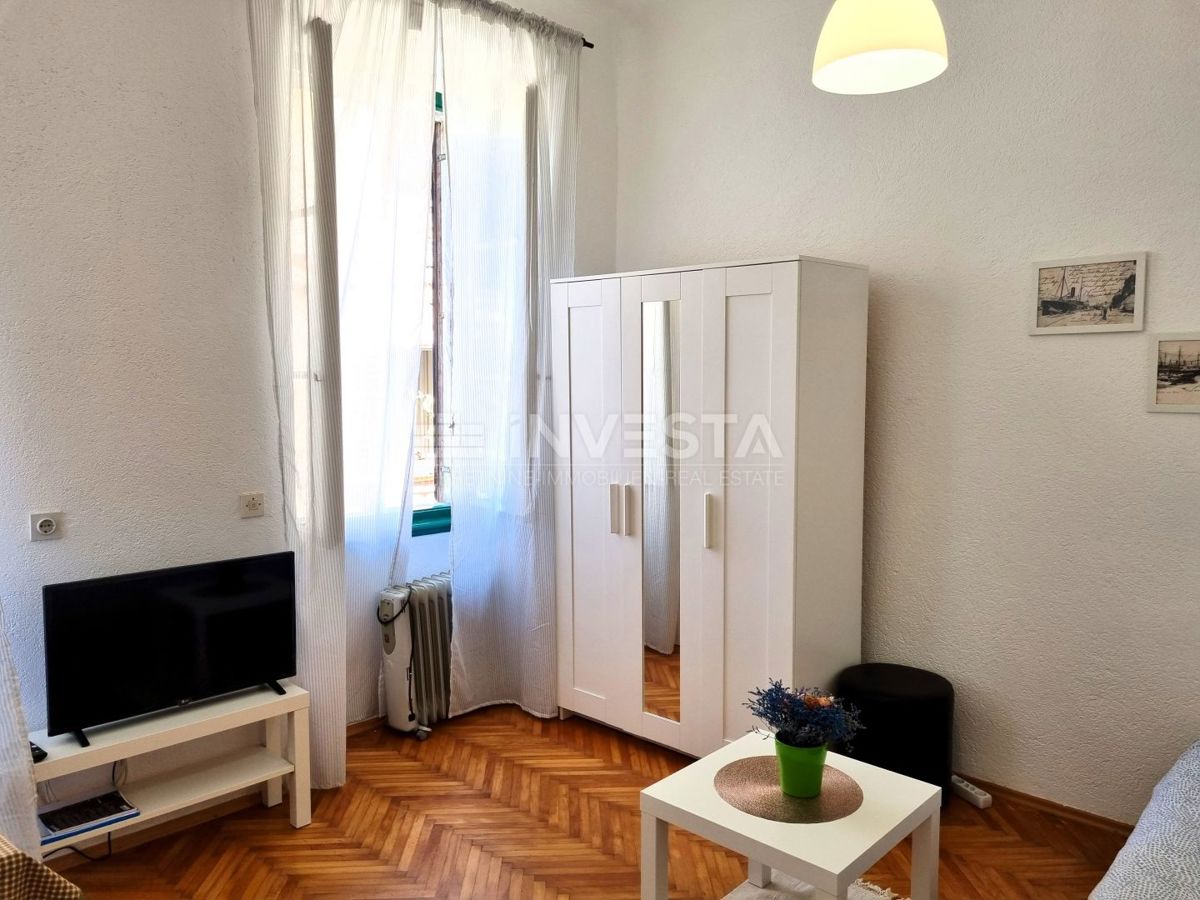 Pula, strogo središče – hiša s 3 stanovanji + poslovni prostor, pogled na morje