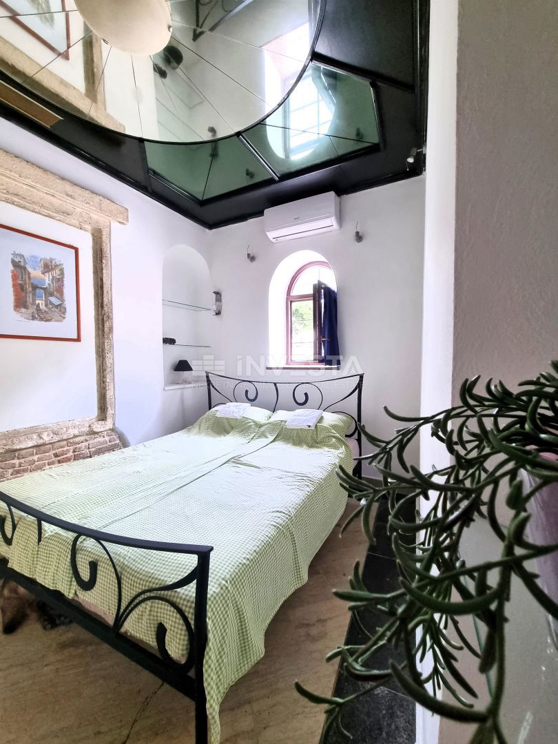 Pula, strogo središče – hiša s 3 stanovanji + poslovni prostor, pogled na morje