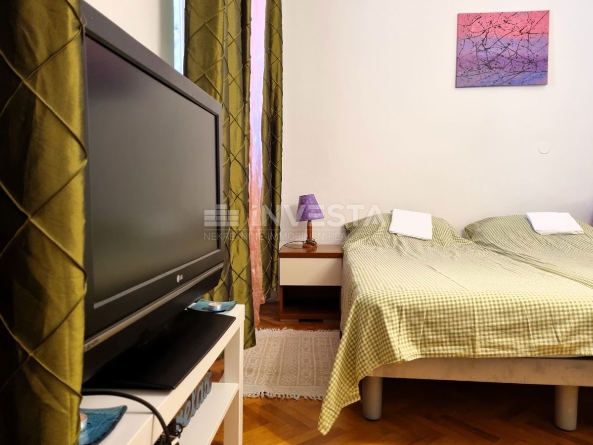 Pula, strogo središče – hiša s 3 stanovanji + poslovni prostor, pogled na morje