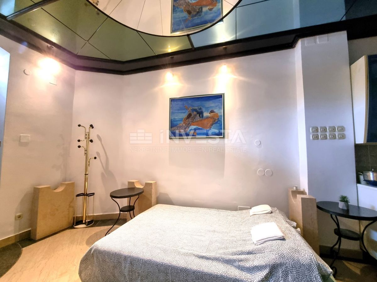 Pula, strogo središče – hiša s 3 stanovanji + poslovni prostor, pogled na morje