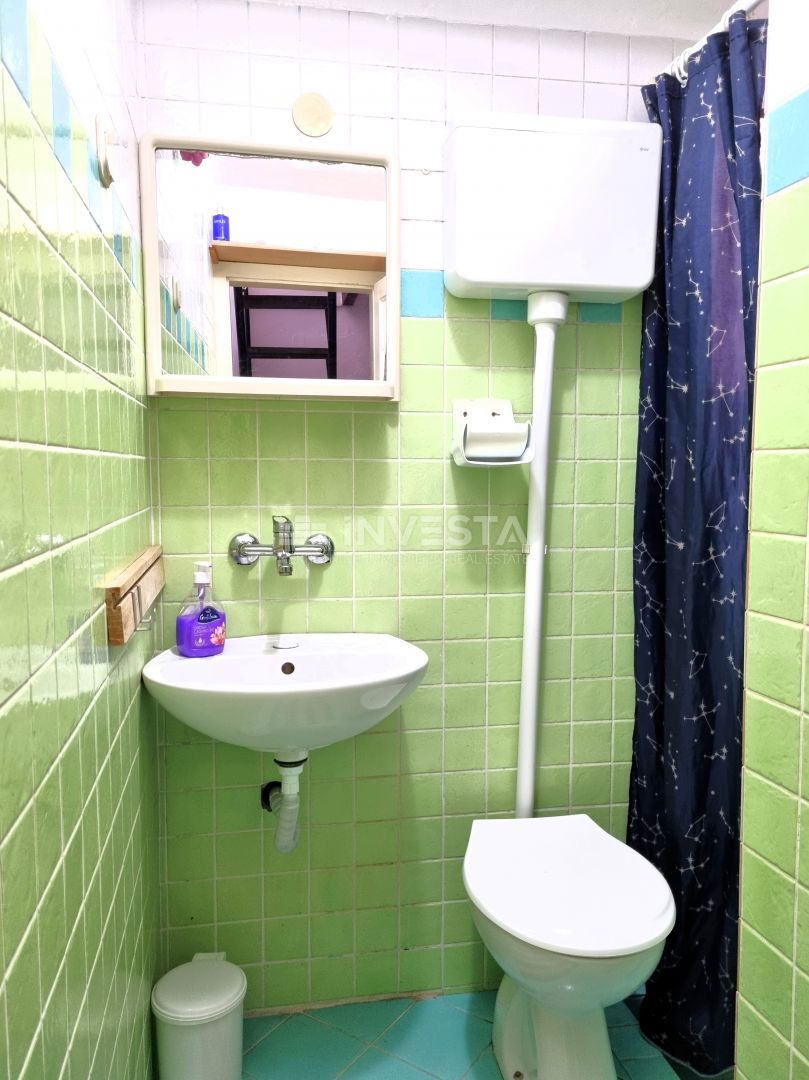 Pula, strogo središče – hiša s 3 stanovanji + poslovni prostor, pogled na morje