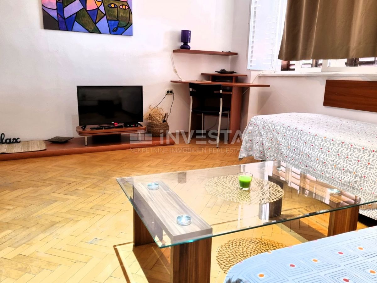 Pula, strogo središče – hiša s 3 stanovanji + poslovni prostor, pogled na morje