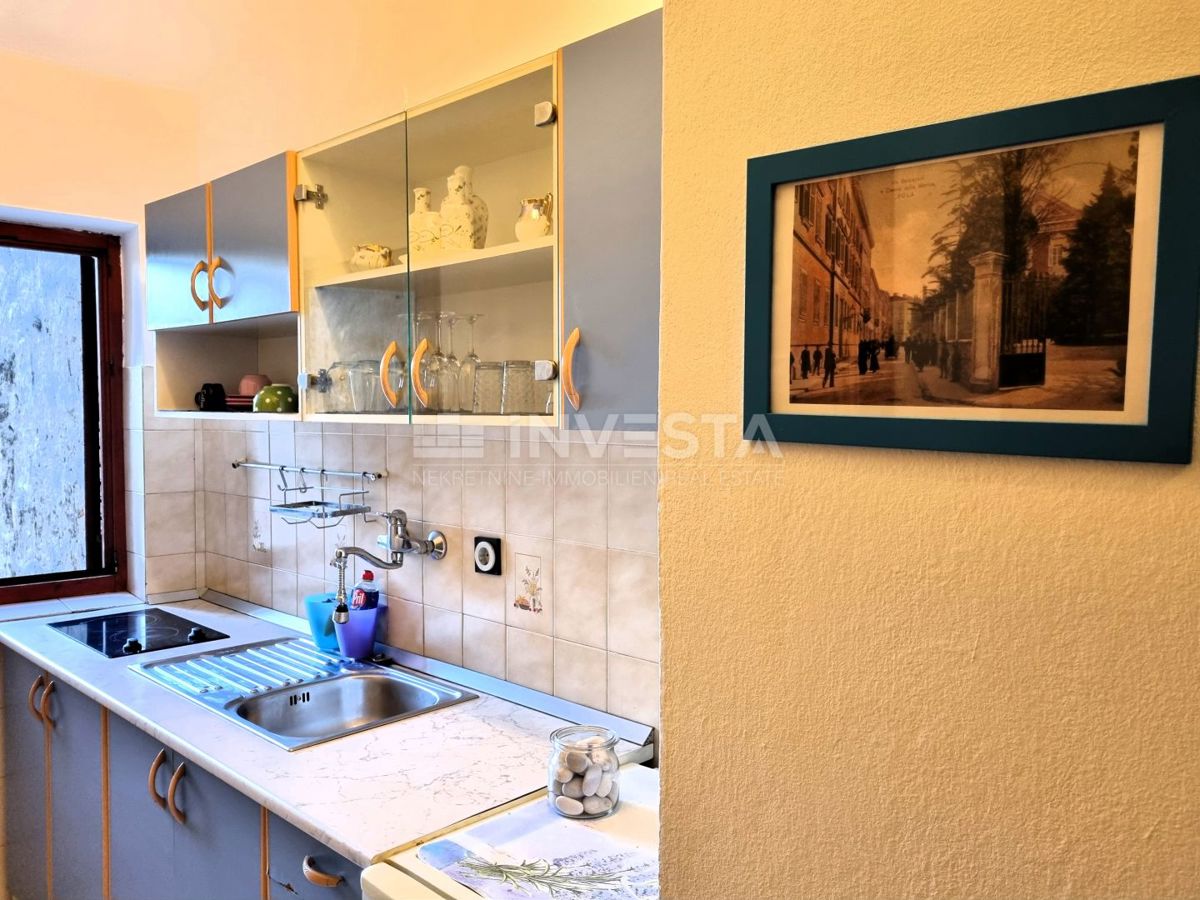 Pula, strogo središče – hiša s 3 stanovanji + poslovni prostor, pogled na morje