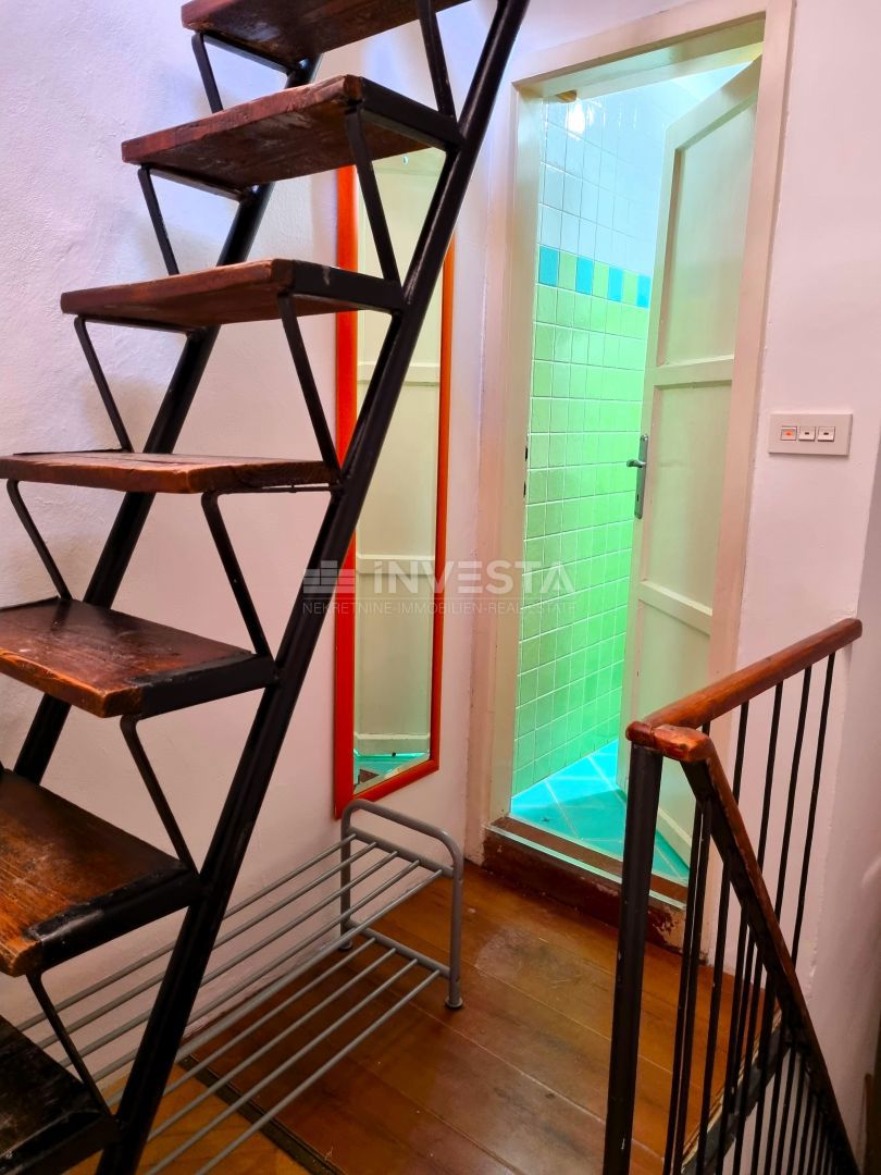 Pula, strogo središče – hiša s 3 stanovanji + poslovni prostor, pogled na morje