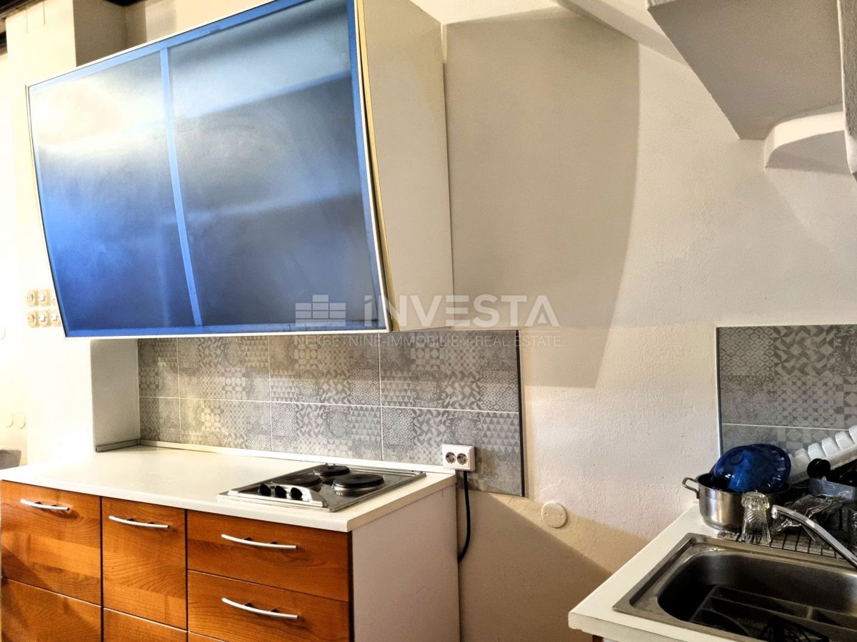 Pula, strogo središče – hiša s 3 stanovanji + poslovni prostor, pogled na morje