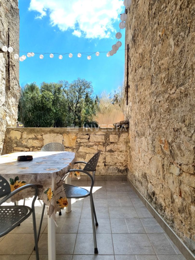 Pula, strogo središče – hiša s 3 stanovanji + poslovni prostor, pogled na morje