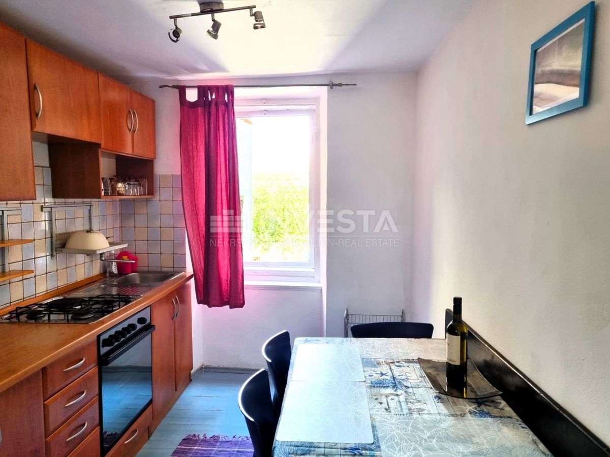 Pula, strogo središče – hiša s 3 stanovanji + poslovni prostor, pogled na morje