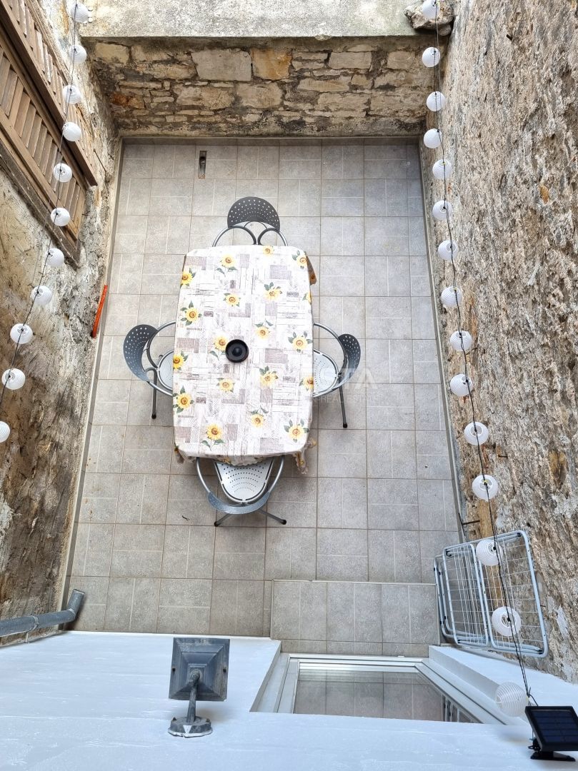 Pula, strogo središče – hiša s 3 stanovanji + poslovni prostor, pogled na morje