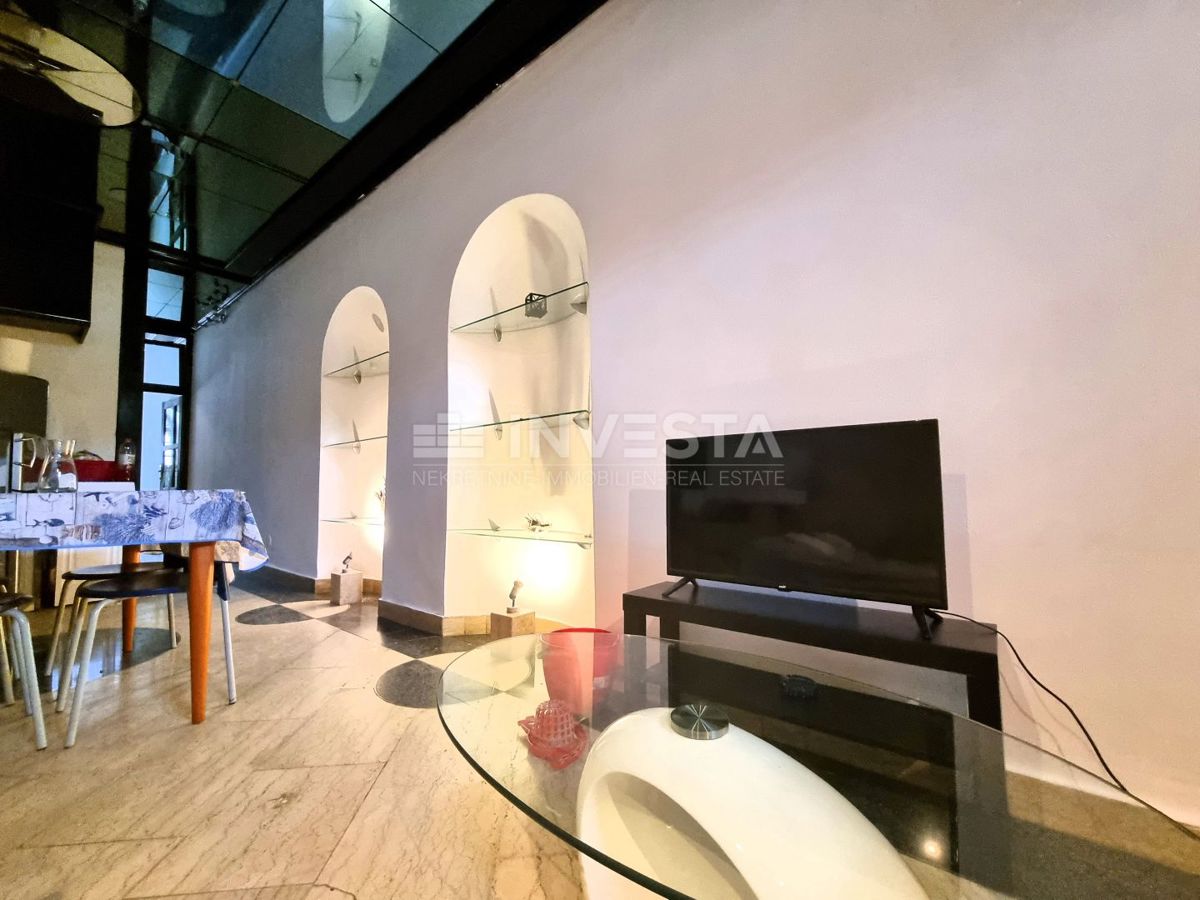 Pula, strogo središče – hiša s 3 stanovanji + poslovni prostor, pogled na morje