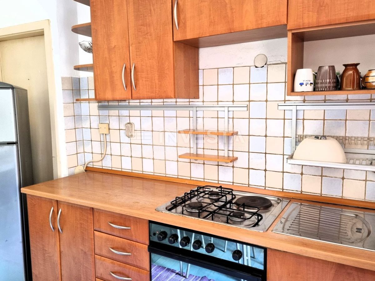 Pula, strogo središče – hiša s 3 stanovanji + poslovni prostor, pogled na morje