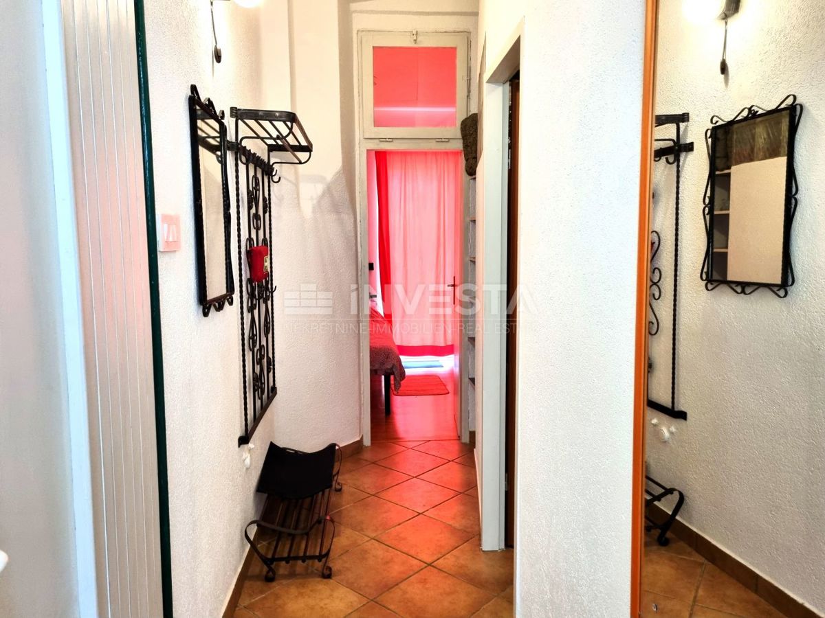 Pula, strogo središče – hiša s 3 stanovanji + poslovni prostor, pogled na morje