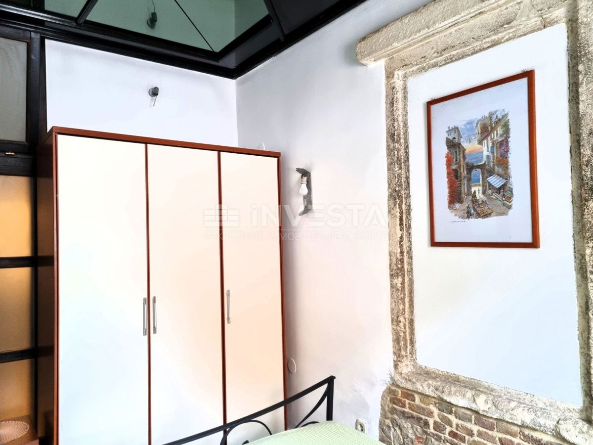 Pula, strogo središče – hiša s 3 stanovanji + poslovni prostor, pogled na morje