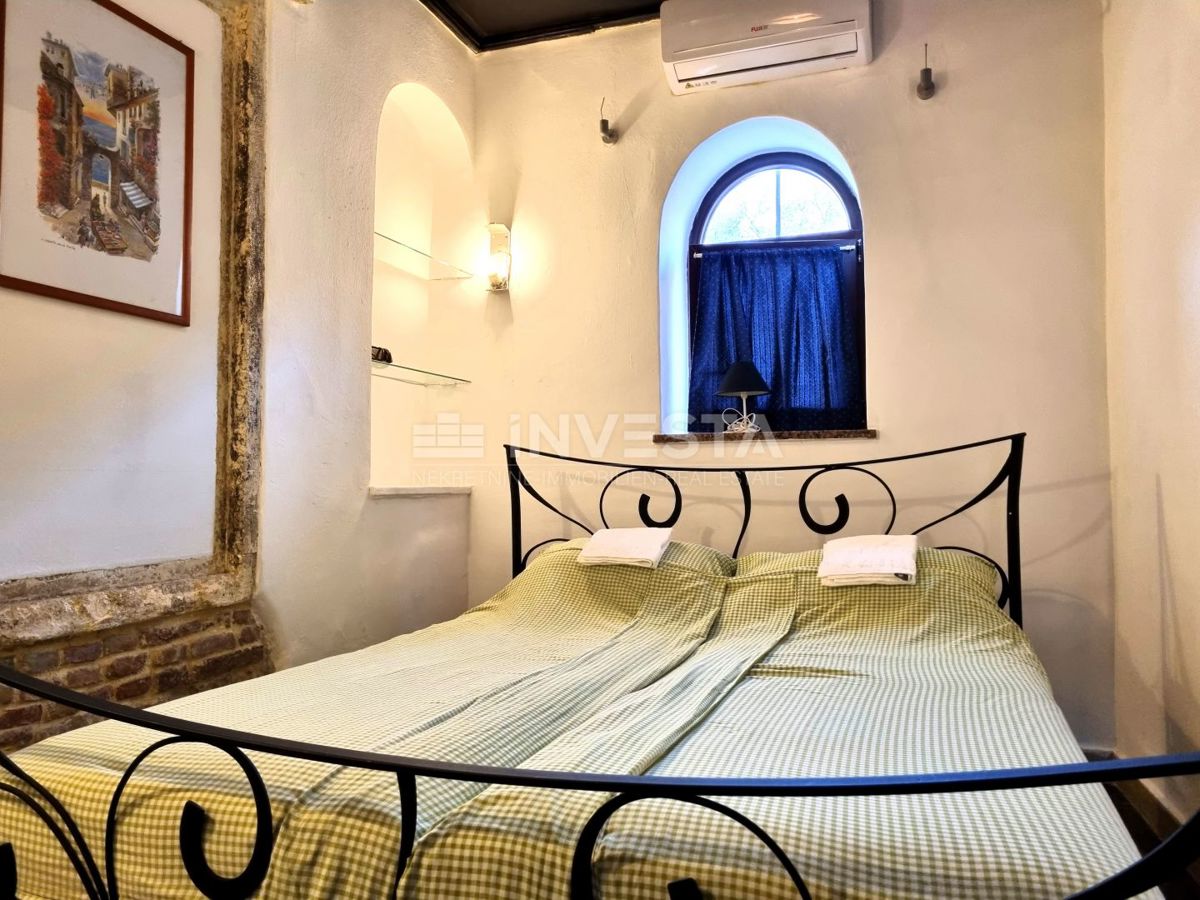 Pula, strogo središče – hiša s 3 stanovanji + poslovni prostor, pogled na morje