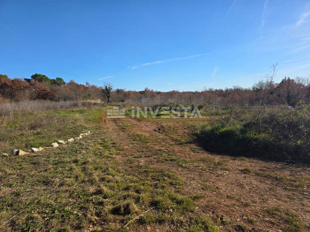 Gradbeno zemljišče z dovoljenjem – vila s bazenom in garažo