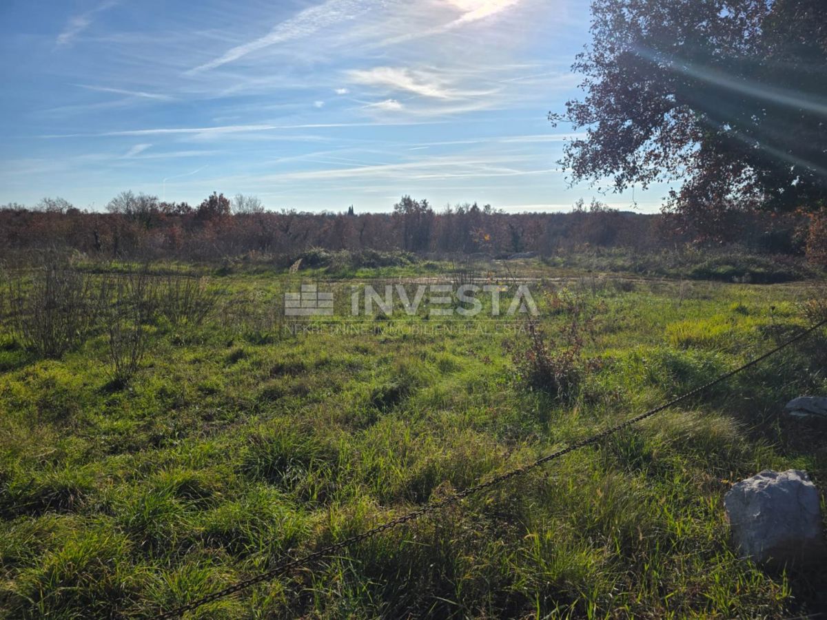 Gradbeno zemljišče z dovoljenjem – vila s bazenom in garažo