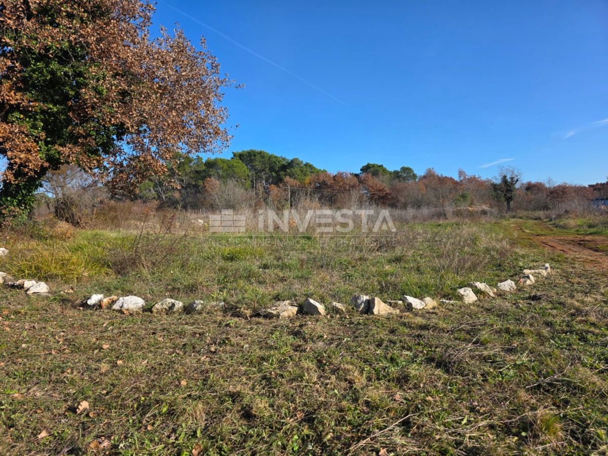 Gradbeno zemljišče z dovoljenjem – vila s bazenom in garažo