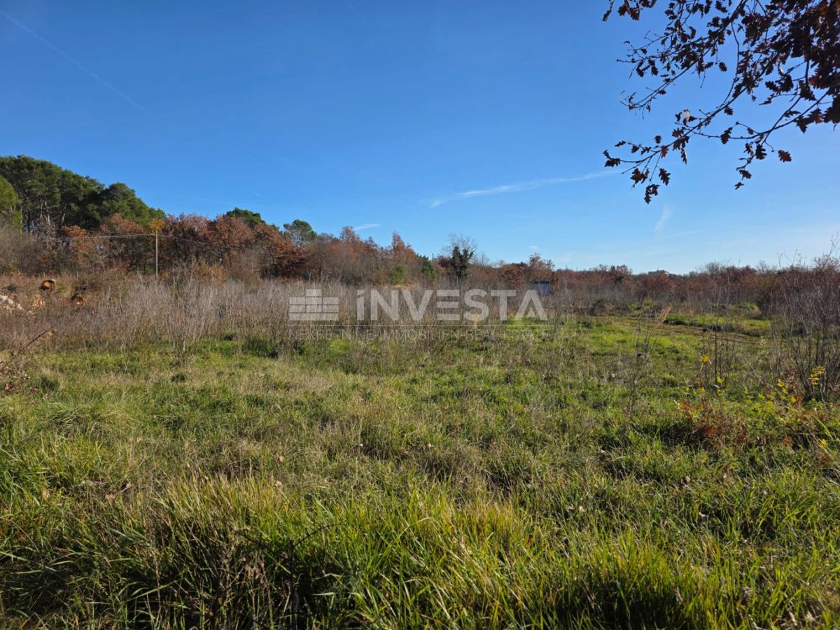 Gradbeno zemljišče z dovoljenjem – vila s bazenom in garažo