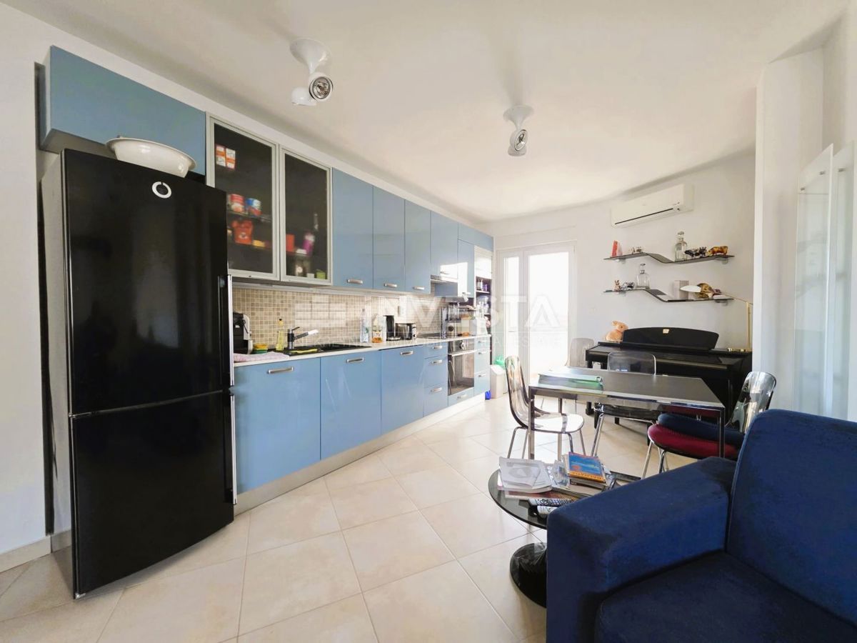 Pula – Štinjan, urejeno dvosobno stanovanje, prvo nadstropje, pogled na morje