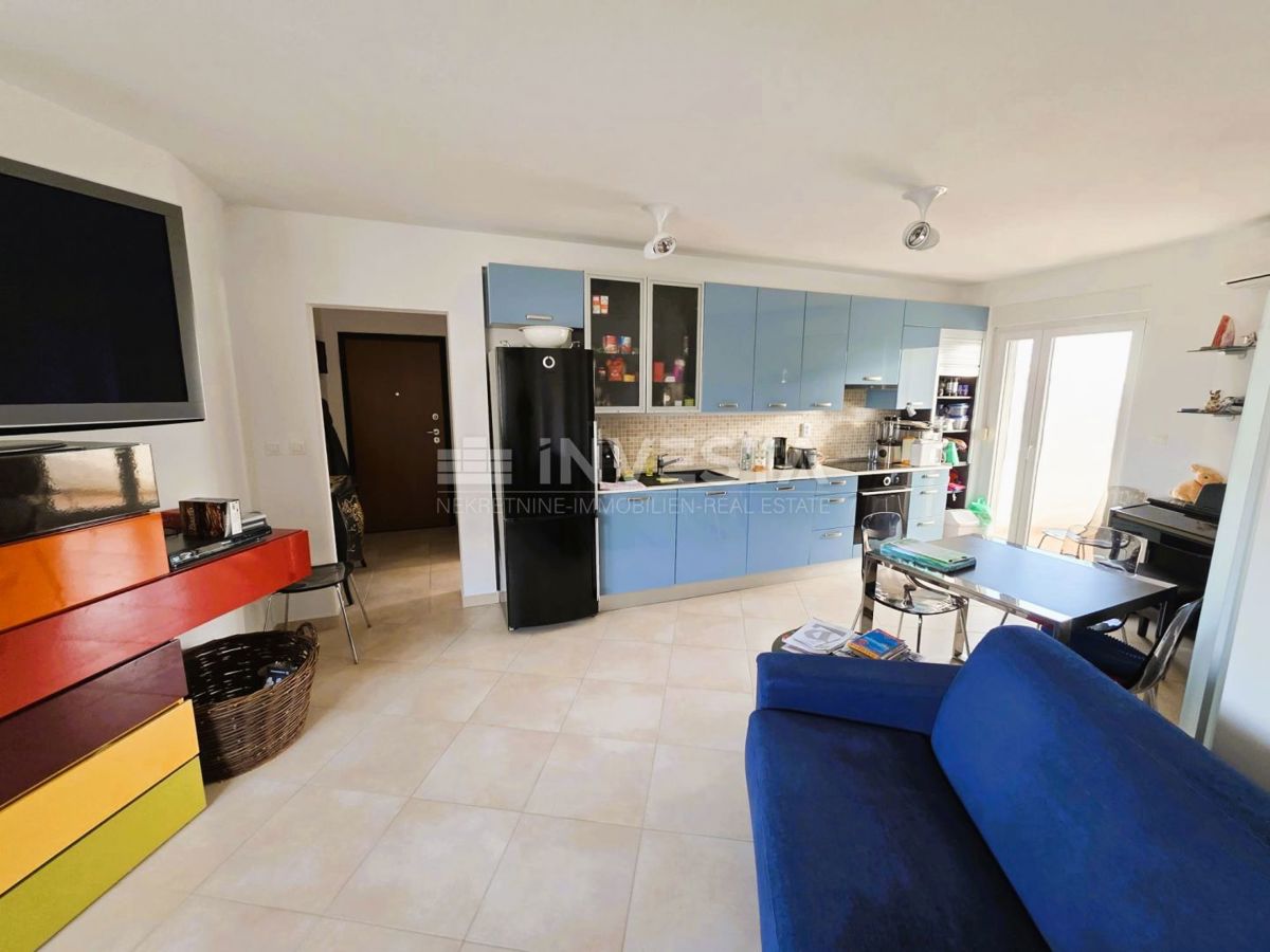 Pula – Štinjan, urejeno dvosobno stanovanje, prvo nadstropje, pogled na morje