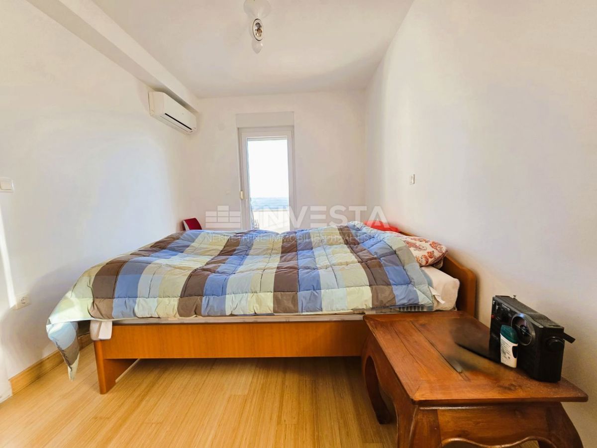 Pula – Štinjan, urejeno dvosobno stanovanje, prvo nadstropje, pogled na morje