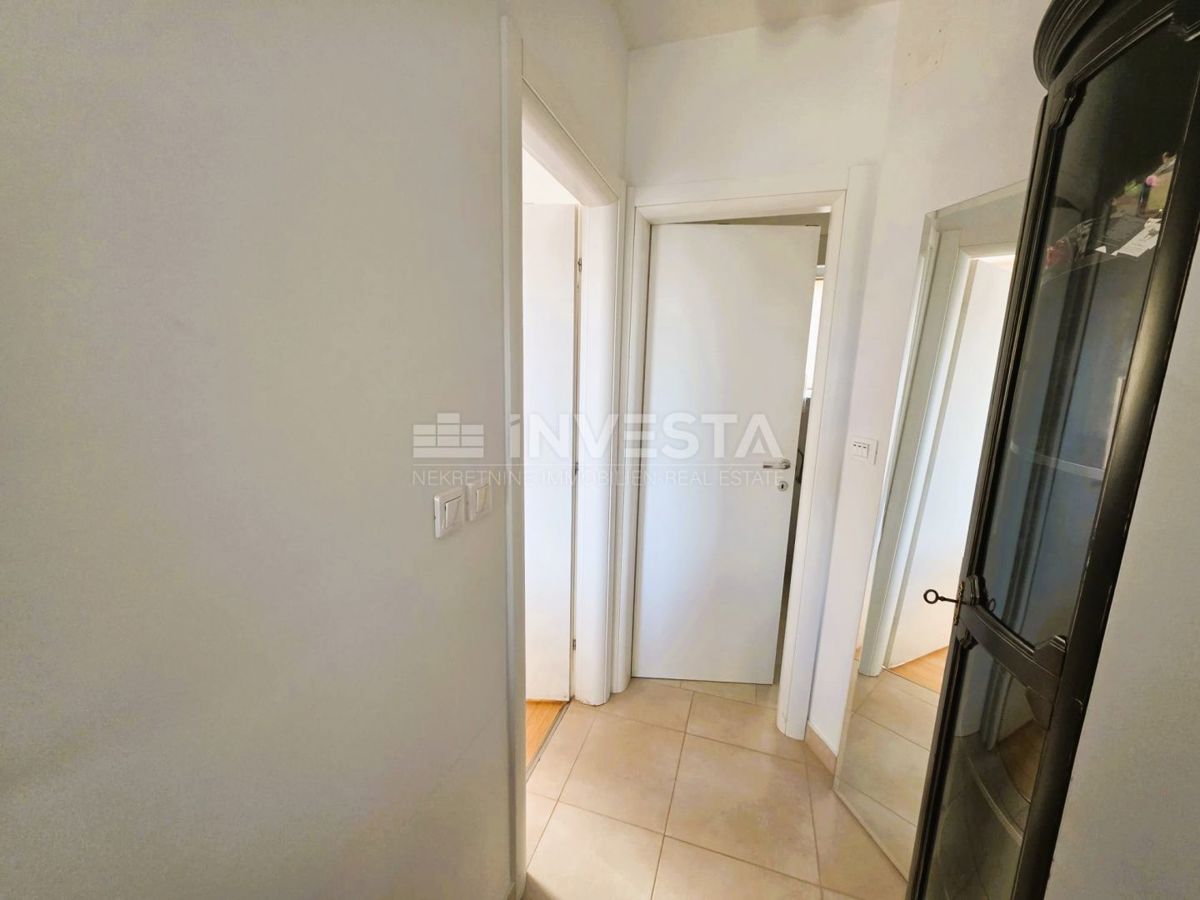 Pula – Štinjan, urejeno dvosobno stanovanje, prvo nadstropje, pogled na morje