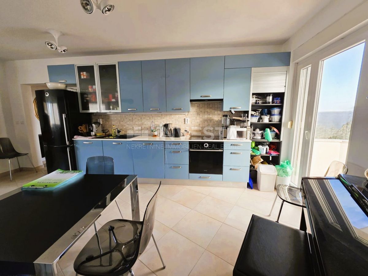 Pula – Štinjan, urejeno dvosobno stanovanje, prvo nadstropje, pogled na morje