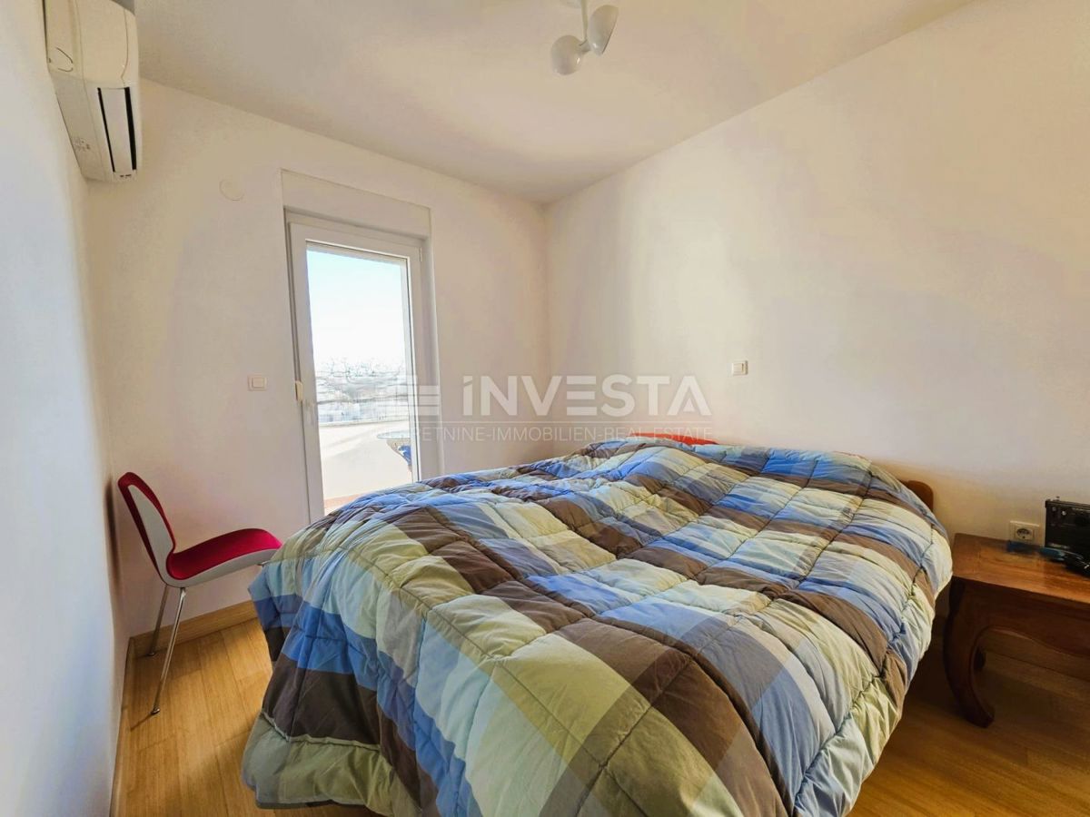 Pula – Štinjan, urejeno dvosobno stanovanje, prvo nadstropje, pogled na morje