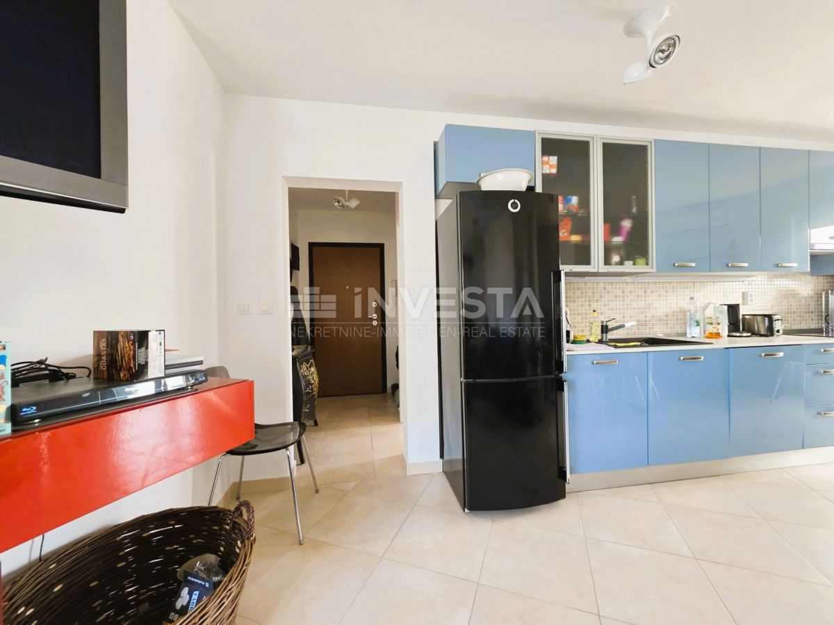 Pula – Štinjan, urejeno dvosobno stanovanje, prvo nadstropje, pogled na morje