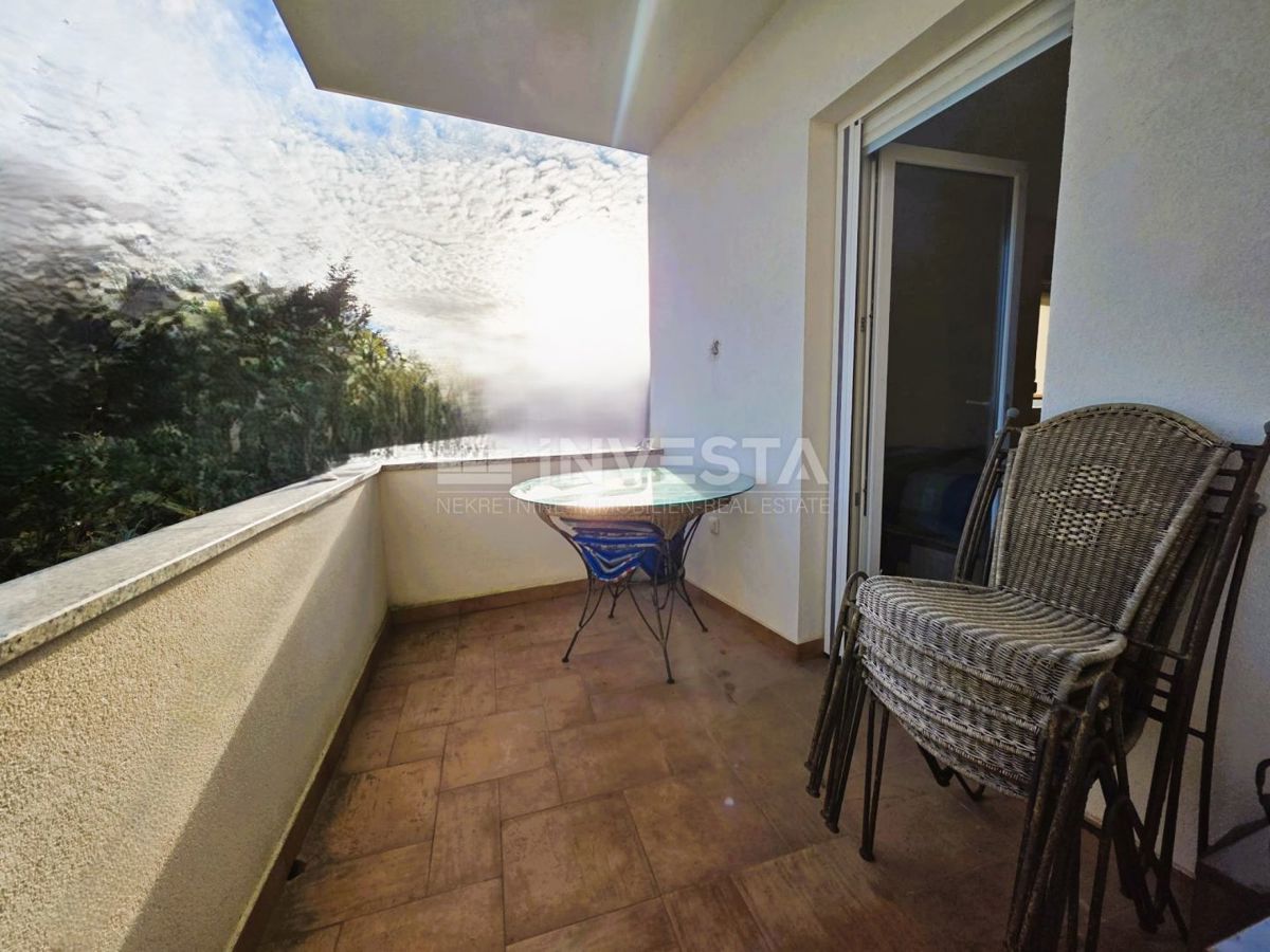 Pula – Štinjan, urejeno dvosobno stanovanje, prvo nadstropje, pogled na morje