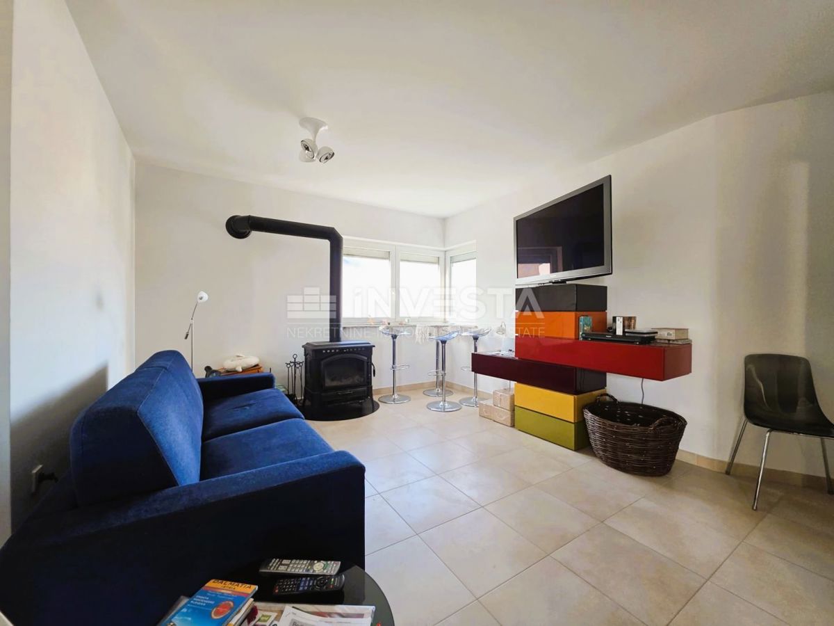 Pula – Štinjan, urejeno dvosobno stanovanje, prvo nadstropje, pogled na morje