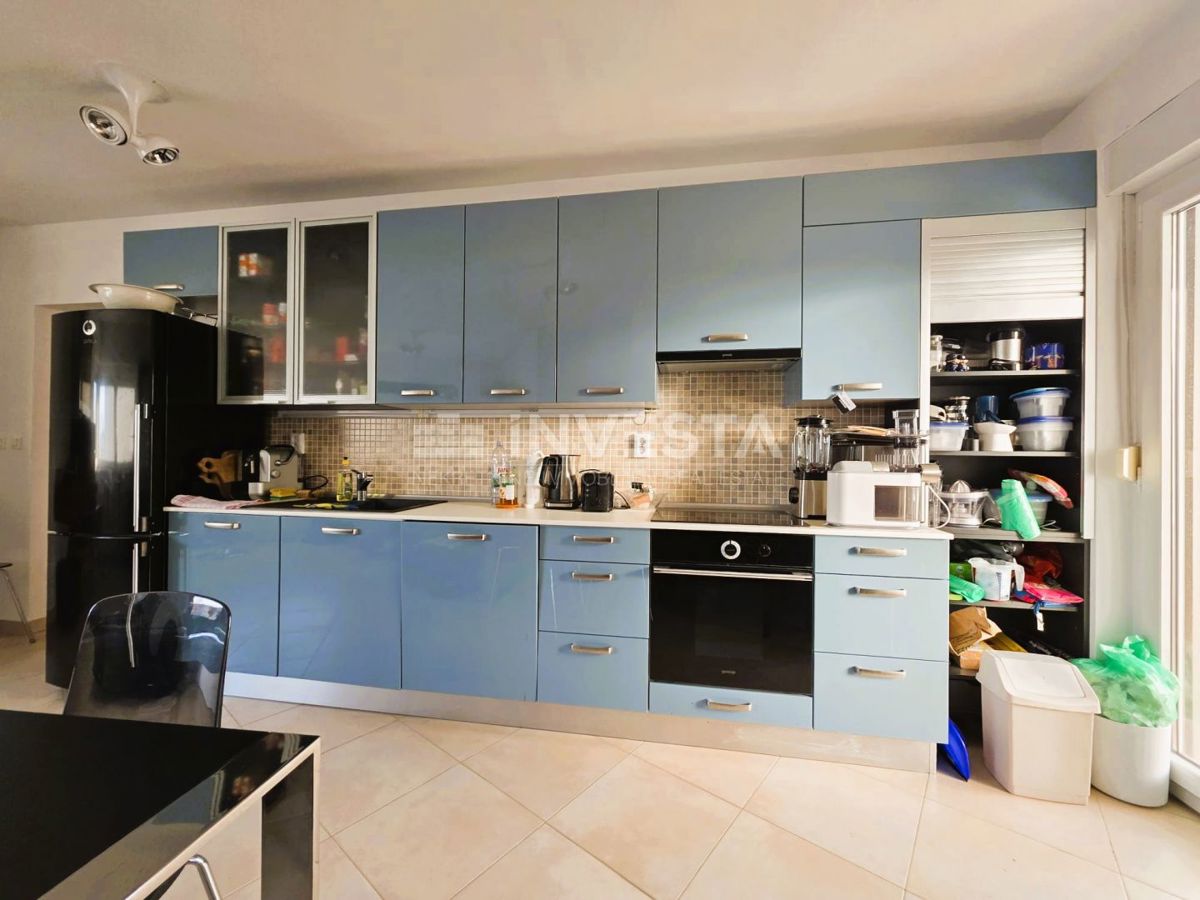 Pula – Štinjan, urejeno dvosobno stanovanje, prvo nadstropje, pogled na morje